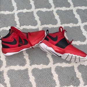 Youth girls basketball shoes (NIKE)